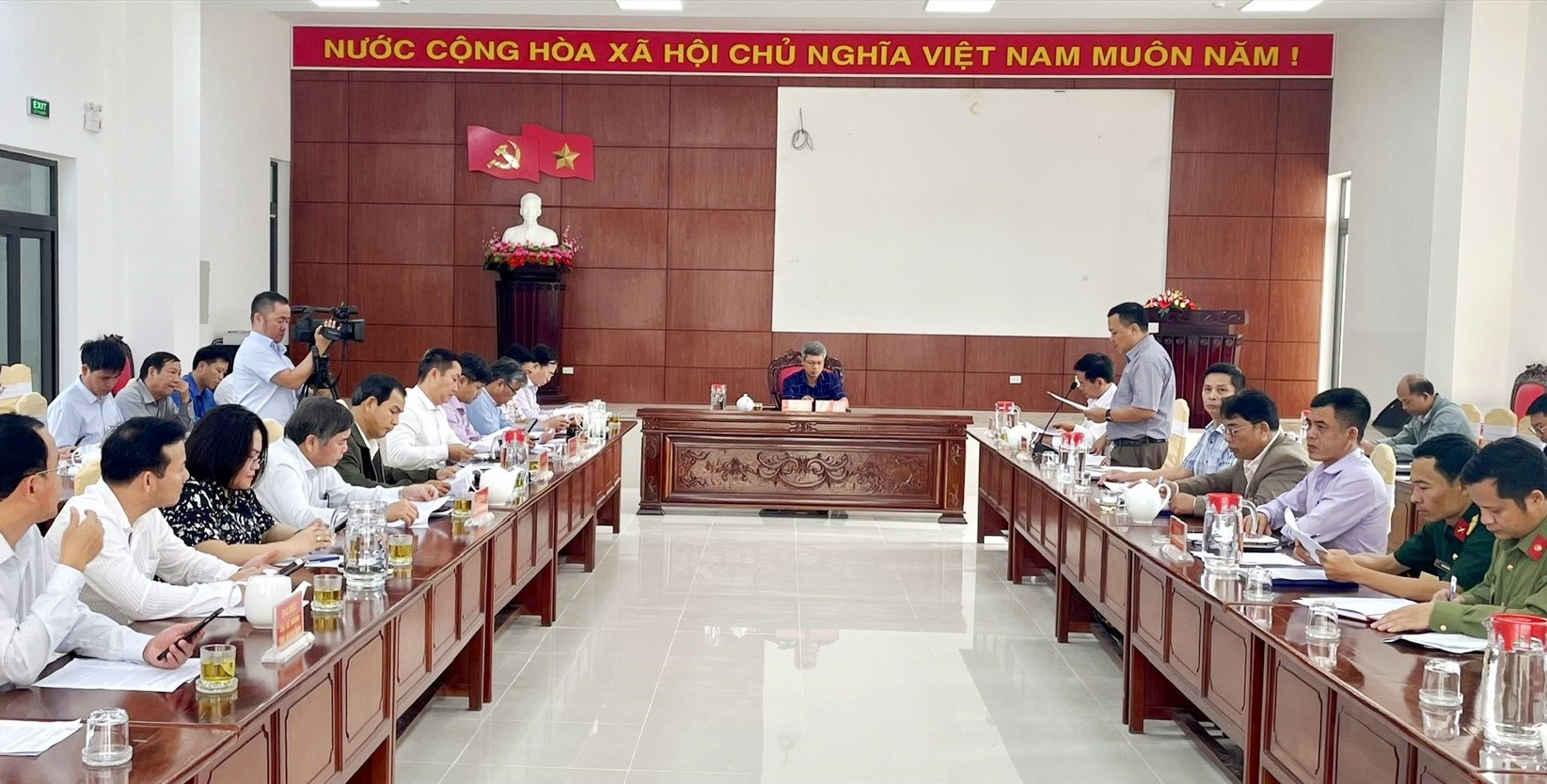 Phó Chủ tịch UBND tỉnh Hồ Quang Bửu chủ trì cuộc họp sáng 15/3. Ảnh: N.P