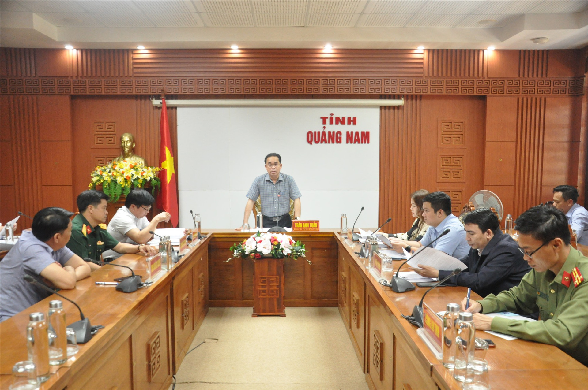 Phó Chủ tịch UBND tỉnh Trần Anh Tuấn chủ trì cuộc họp. Ảnh: X.P