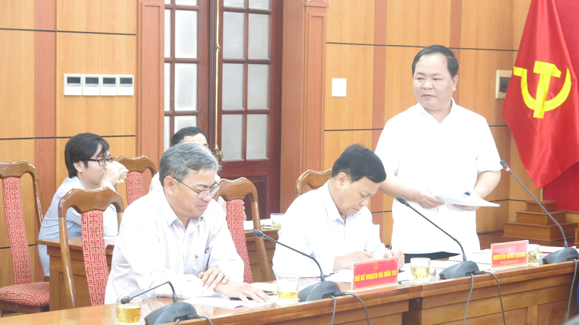 Ông Nguyễn Hồng Quang - Phó chủ tịch UBND tỉnh Quảng Nam giải trình về việc điều chỉnh kế hoạch đầu tư công trung hạn 2021 - 2025  Ảnh TD