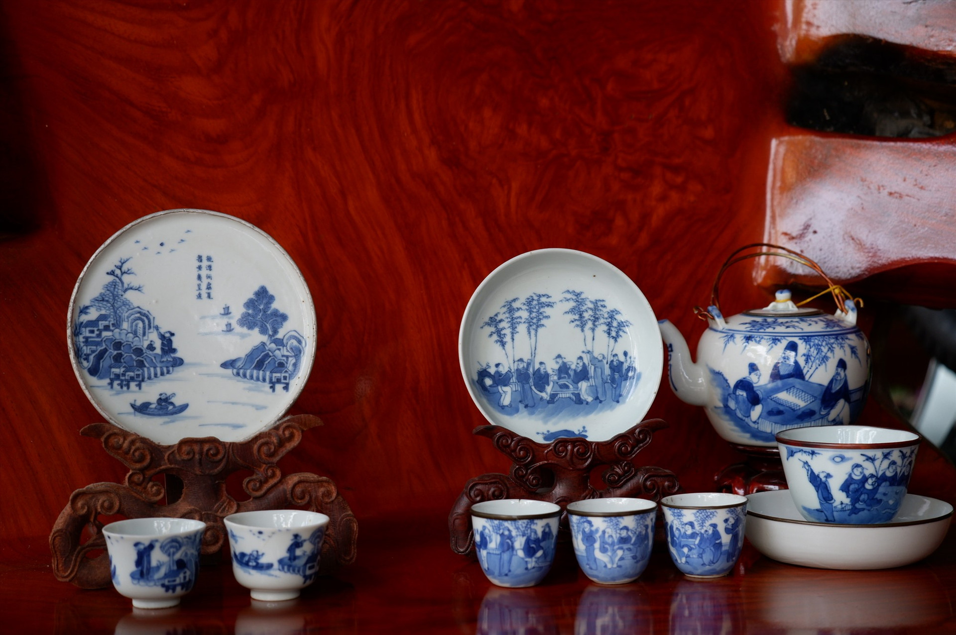 Những bộ đồ trà thuộc dòng gốm ký kiểu thế kỷ 18, 19. Ảnh: X.H