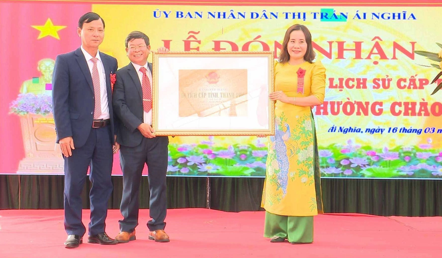 Lãnh đạo Sở VH-TT&DL trao bằng xếp hạng Di tích cấp tỉnh đối với Dinh và Mộ Bà Phường Chào cho 2 địa phương thị trấn Ái Nghĩa và xã Đại Cường. Ảnh: N.D