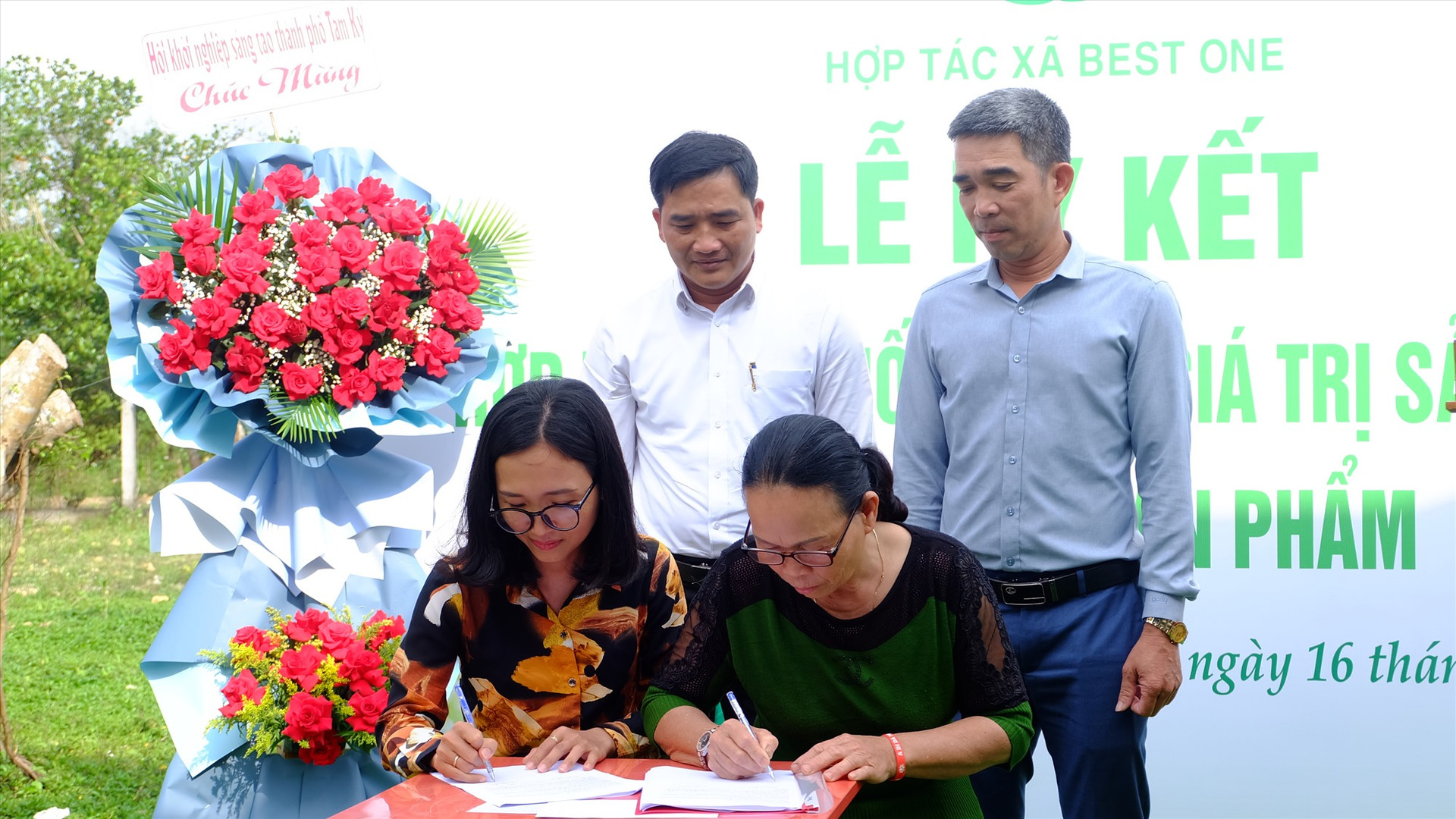 HTX Best One ký kết hợp tác chuỗi giá trị sản xuất và bao tiêu sản phẩm nhàu với bà con nông dân xã Tam Ngọc. Ảnh: M.L