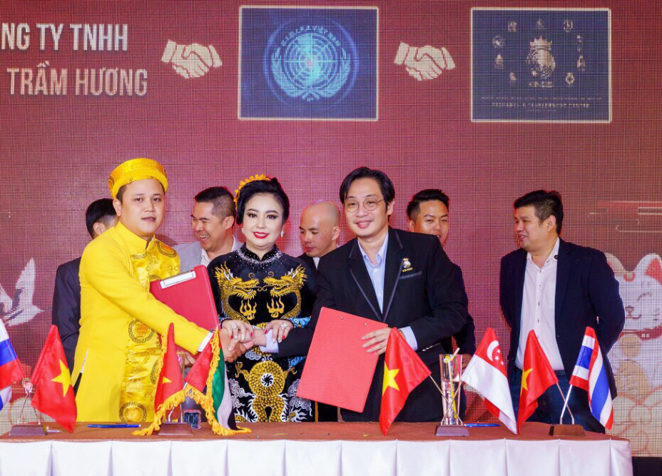 Contrast signing ceremony between Quyen and King Group
