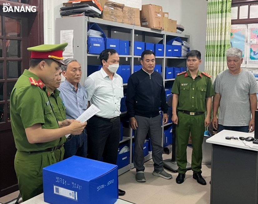Cơ quan Cảnh sát điều tra, Công an thành phố tống đạt các quyết định tạm giữ hình sự đối với 4 đối tượng. Ảnh: L.H