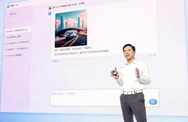 Người sáng lập Baidu Robin Li trình bày Ernie Bot tại trụ sở chính công ty ở Bắc Kinh ngày 16/3. Ảnh: SCMP