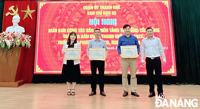 Ban Chỉ đạo 35 quận Thanh Khê khen thưởng cho các tập thể, cá nhân có thành tích xuất sắc trong công tác đấu tranh phản bác các quan điểm sai trái, thù địch, bảo vệ nền tảng tư tưởng của Đảng năm 2022. Ảnh: N.P