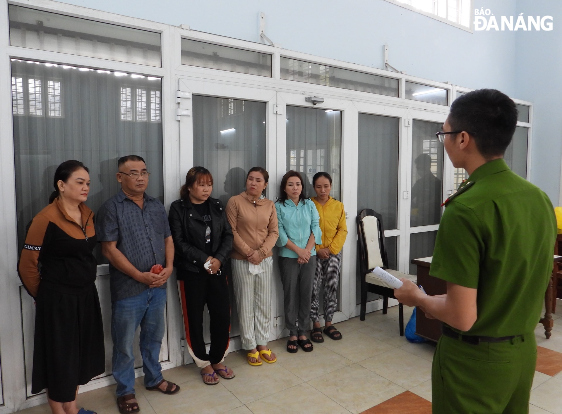 Các đối tượng bị bắt giữ trong chuyên án (đối tượng Phạm Thị Thanh thứ 4, phải sang). Ảnh: L.H