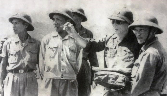 Đồng chí Chu Huy Mân trinh sát thực địa chuẩn bị cho trận đánh Núi Thành năm 1965. Ảnh tư liệu
