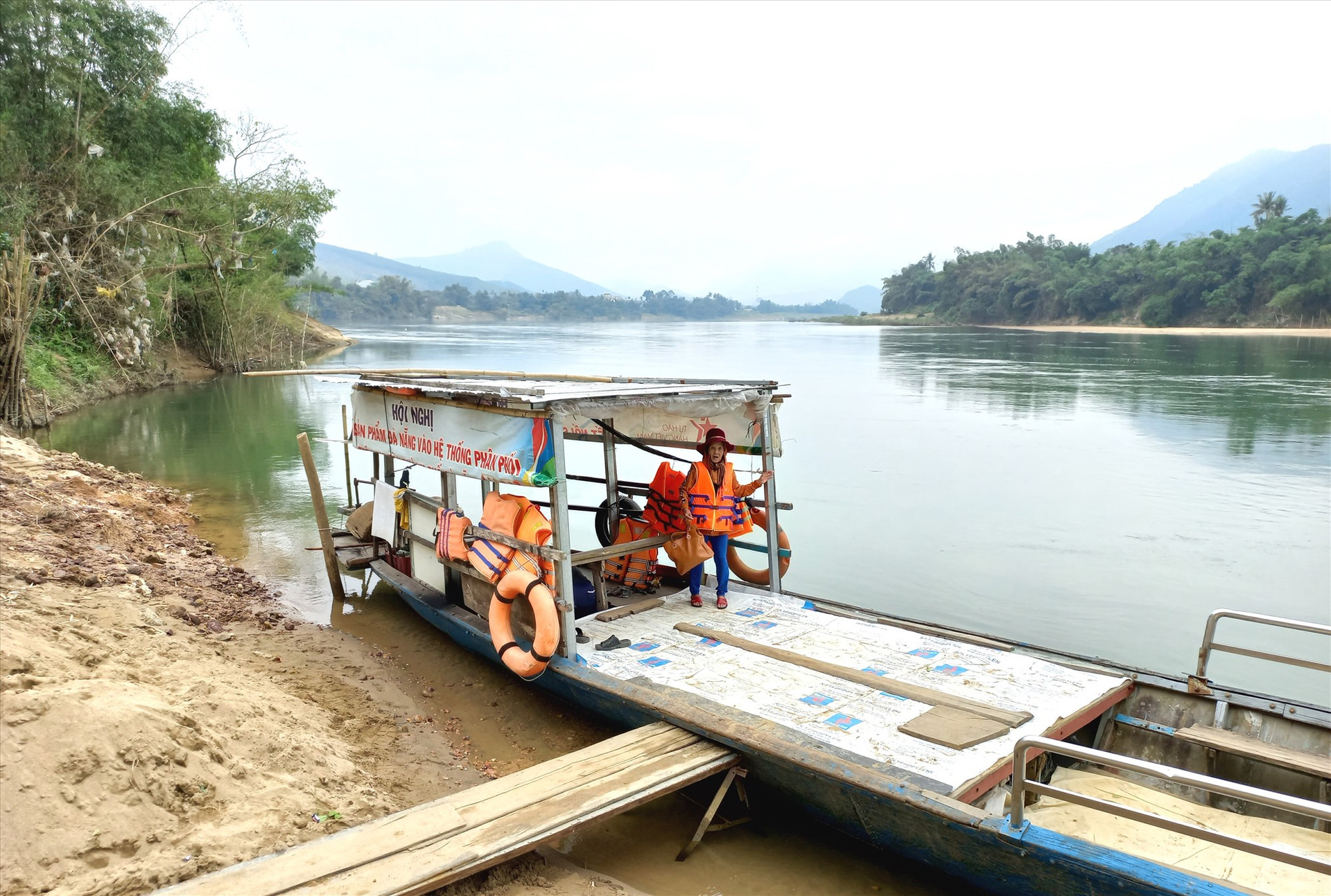 Vận chuyển khách ngang sông tại bến Trung Phước - Đại Bình (xã Quế Trung, huyện Nông Sơn). Ảnh: K.K