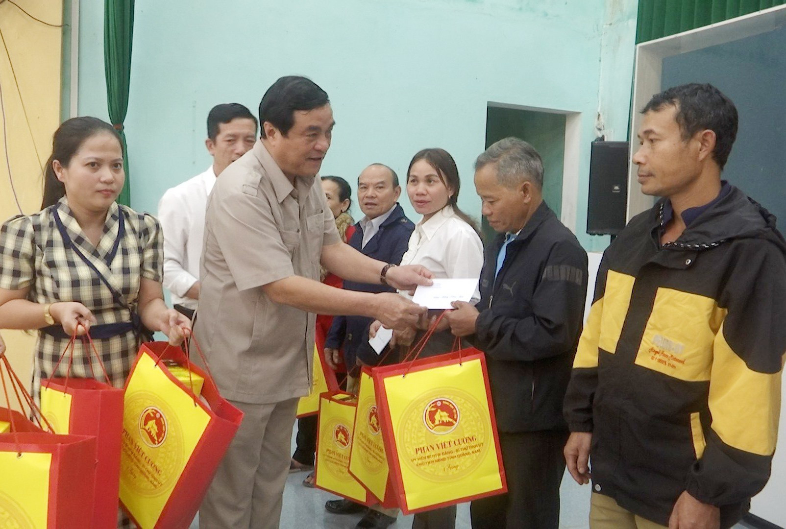 Bí thư Tỉnh ủy Phan Việt Cường thăm, tặng quà người có uy tín của huyện Nam Trà My. Ảnh: P.T