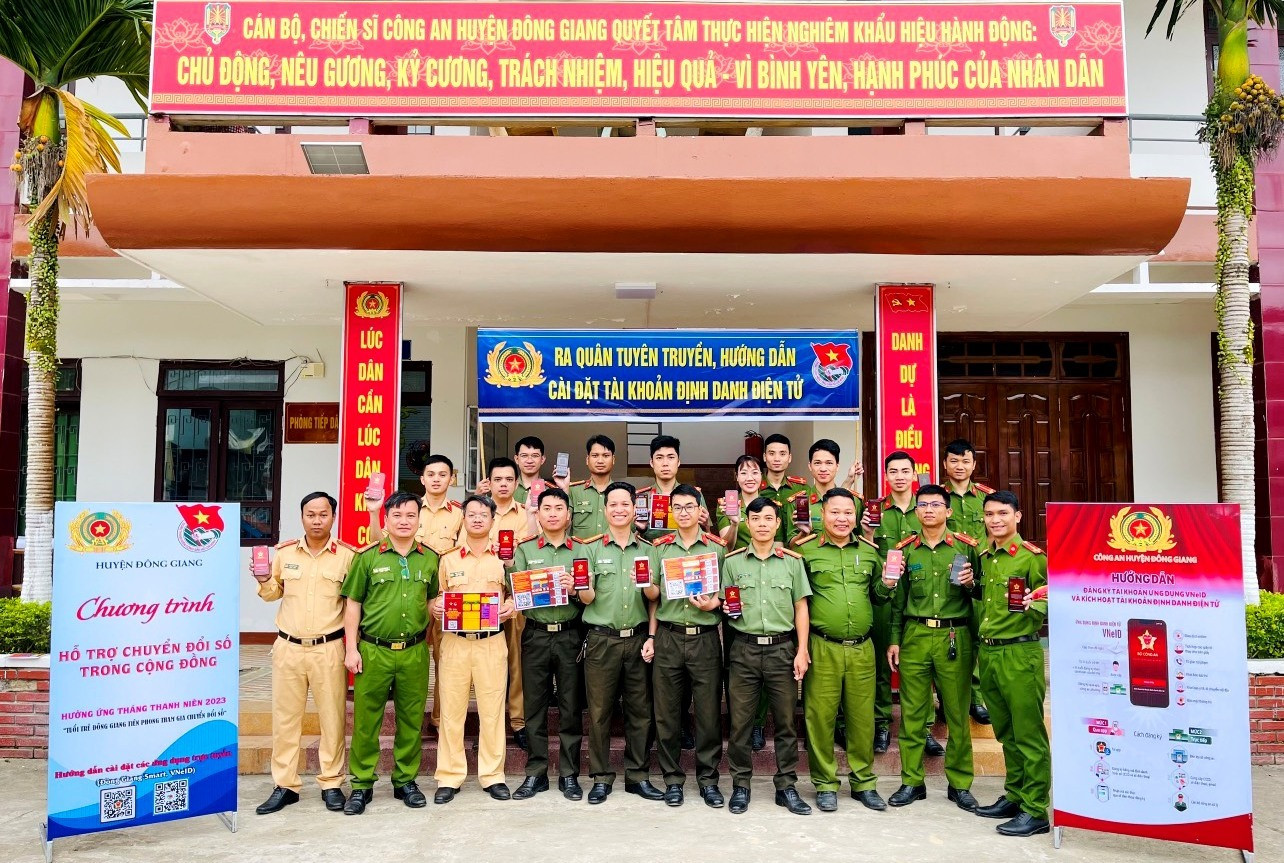 Công an huyện Đông Giang ra quân tuyên truyền, hướng dẫn cài đặt tài khoản định danh điện tử. Ảnh: T.V.LAI