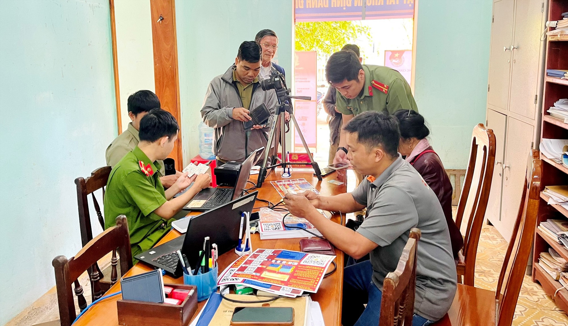 Tuyên truyền, hướng dẫn người dân ở thị trấn Prao về tiện ích, cách cài đặt tài khoản định danh điện tử. Ảnh: T.V.LAI