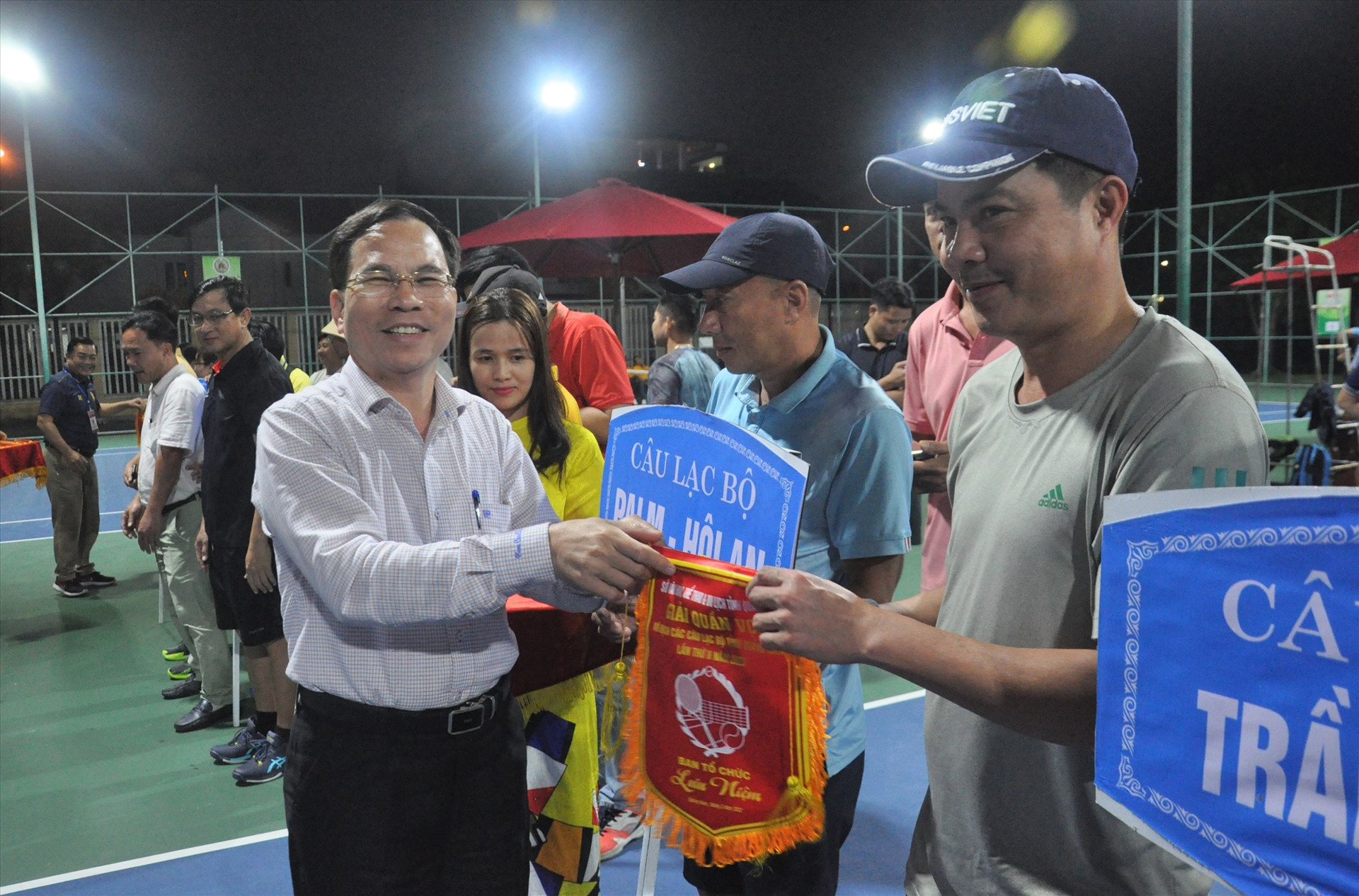 Giám đốc Sở VH-TT&DL Nguyễn Thanh Hồng tặng cờ động viên các tay vợt tham gia. Ảnh: T.V