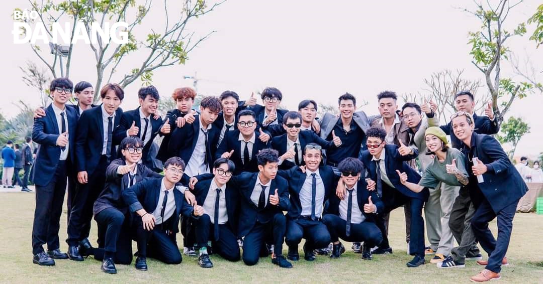 Nghệ sĩ hip-hop Lê Hoàng Châu (ngoài cùng bên phải, hàng trước) cùng các cộng sự tham gia biểu diễn tại sự kiện gặp gỡ, đón khách hàng của Tập đoàn Dai-ichi Life (Nhật Bản) tại khu nghĩ dưỡng Furama Resort .(Ảnh do nhân vật cung cấp)