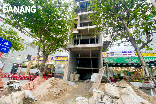 Nhiều công trình dân sinh thời điểm này đang phải thi công cầm chừng đợi giá vật tư giảm.  Ảnh: CHIẾN THẮNG