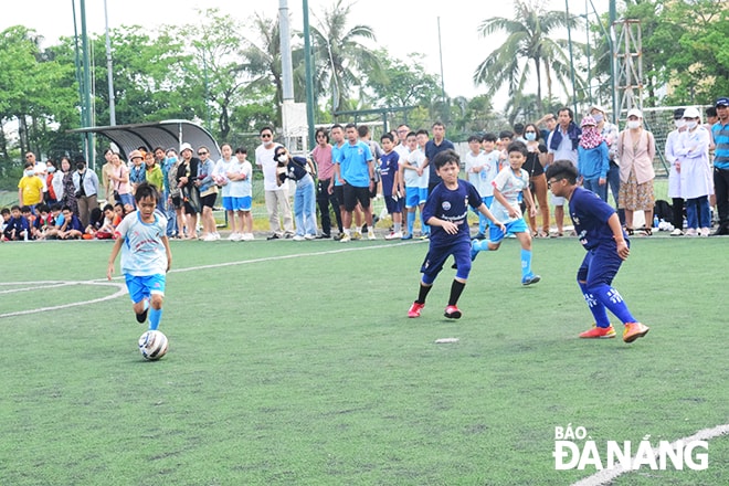 Các em học sinh tham dự giải bóng đá Pháp ngữ. Ảnh: P.N