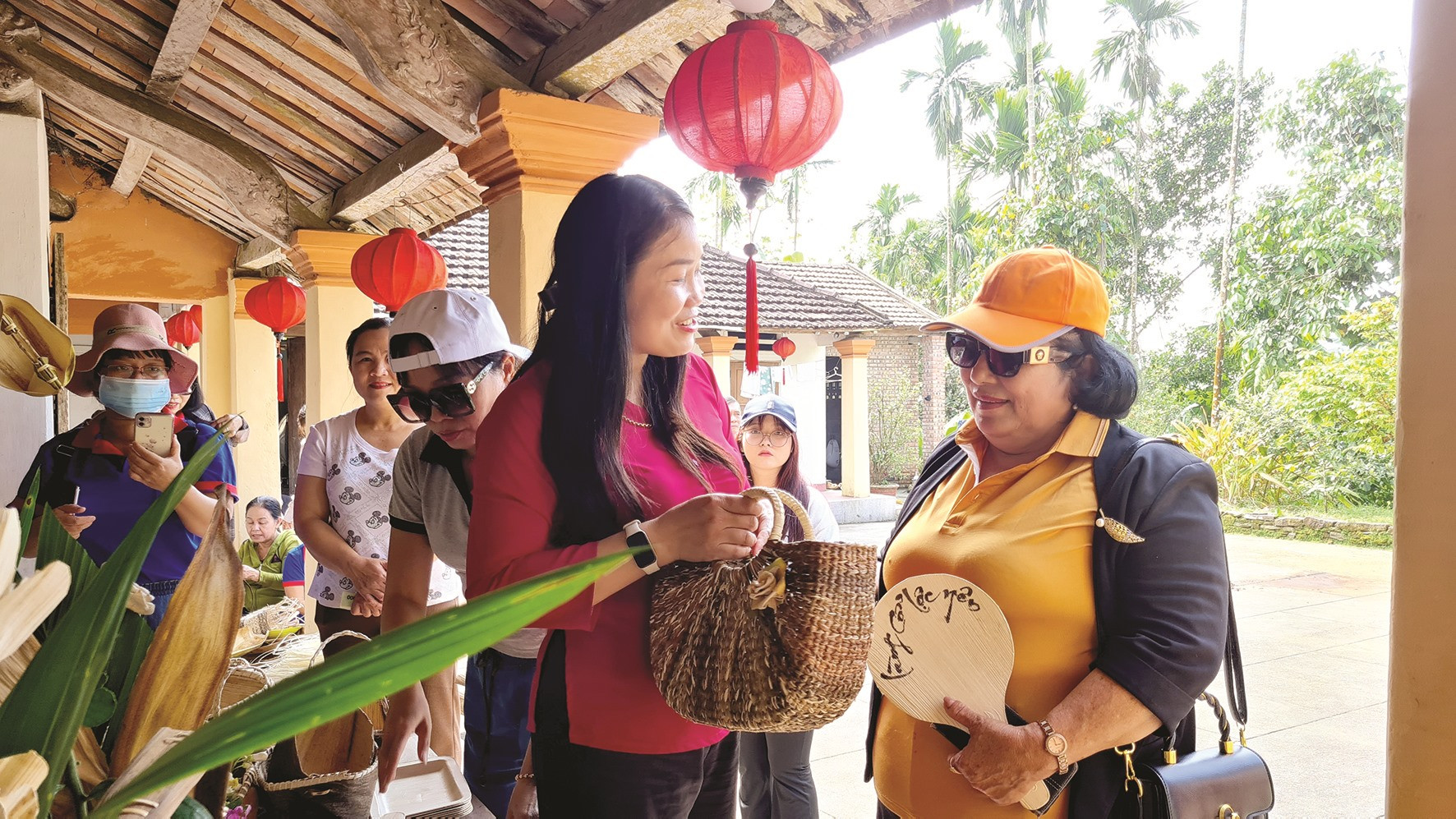 Sản phẩm từ mo cau được giới thiệu đến du khách tham quan làng cổ Lộc Yên.