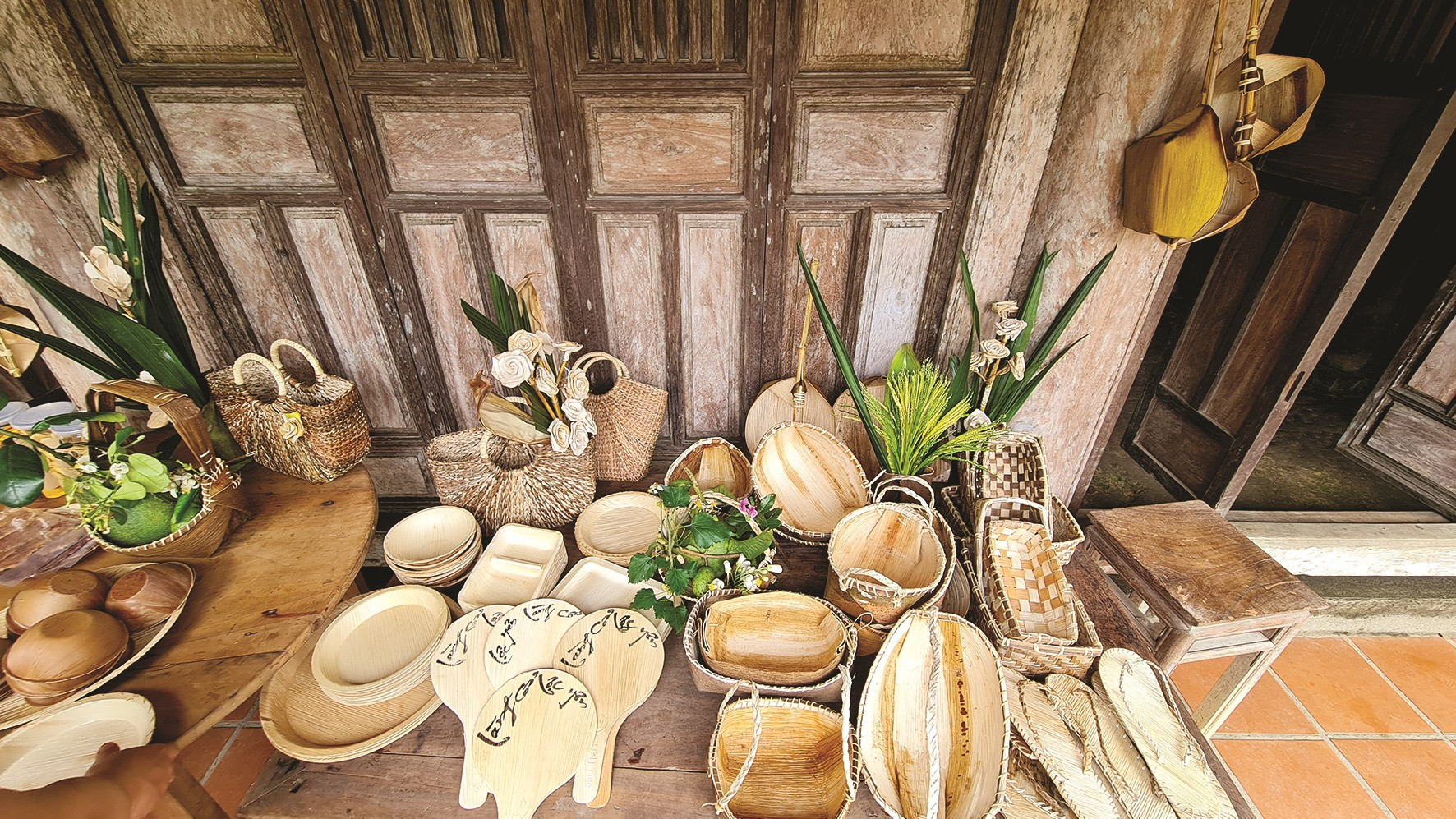 Các sản phẩm đa dạng từ mo cau được trừng bày và bán cho du khách tại nhà cổ ông Nguyễn Đình Mẫn.