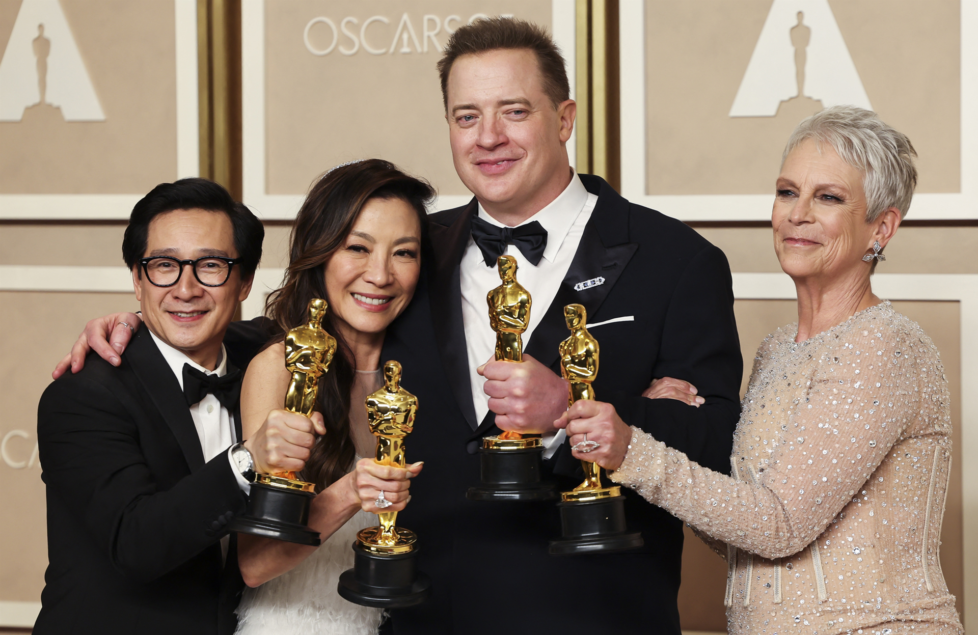 Nam diễn viên Quan Kế Huy và nữ diễn viên Dương Tử Quỳnh (từ trái sang phải) cùng các ngôi sao nhận tượng vàng Oscar 2023. Ảnh: Reuters