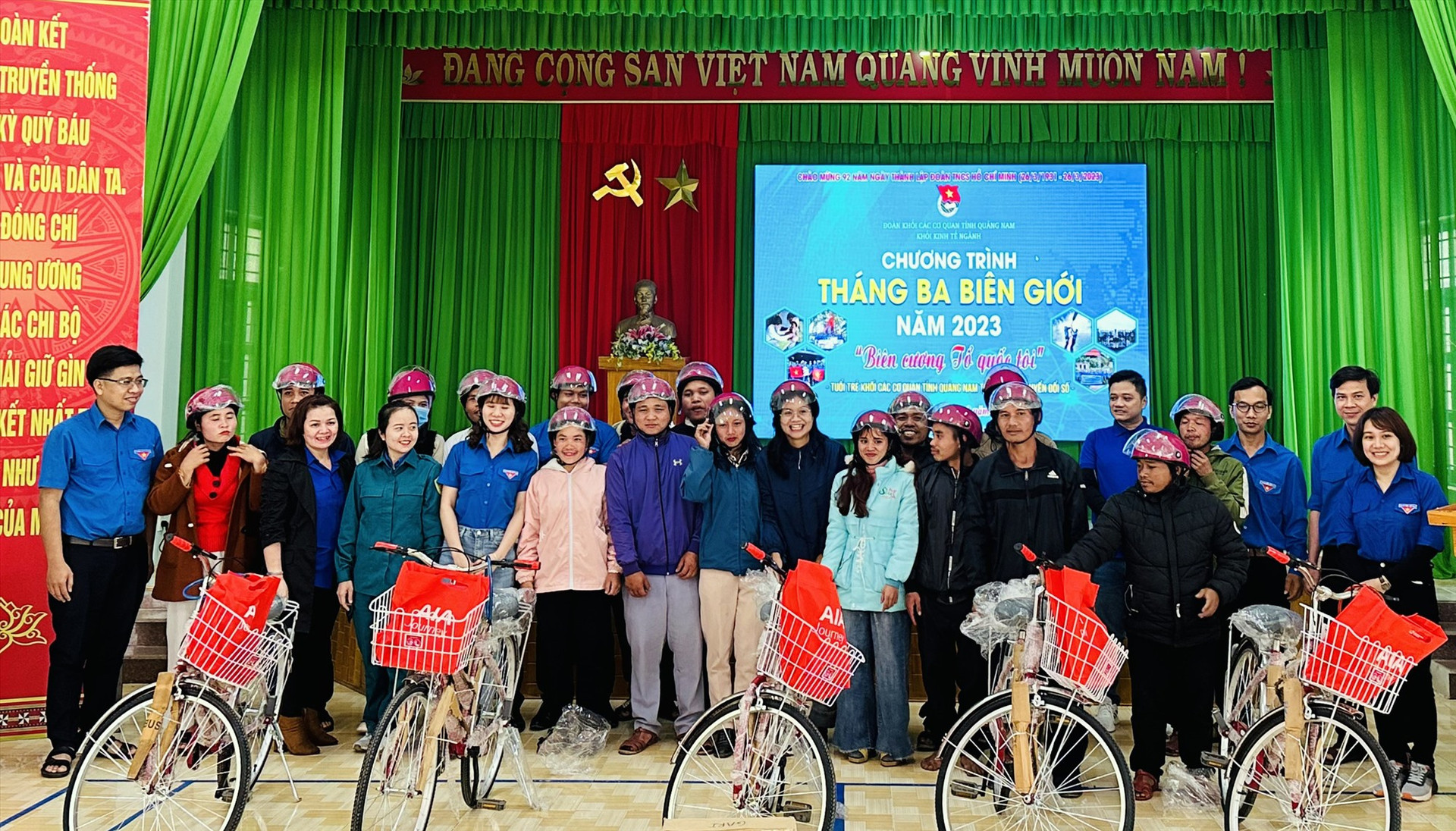 Tặng 05 xe đạp và 20 nón bảo hiểm cho học sinh, đoàn viên thanh niên xã Gari.