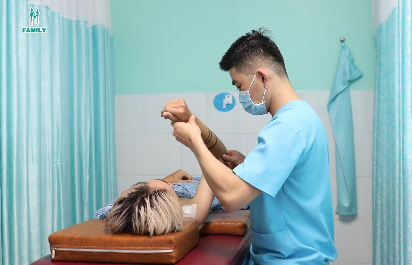 Bác sĩ CKI Nguyễn Ngô Dũng, Đơn vị Cơ Xương Khớp - Bệnh viện Đa Khoa Gia Đình kiểm tra lại vết thương cho anh T trước khi xuất viện