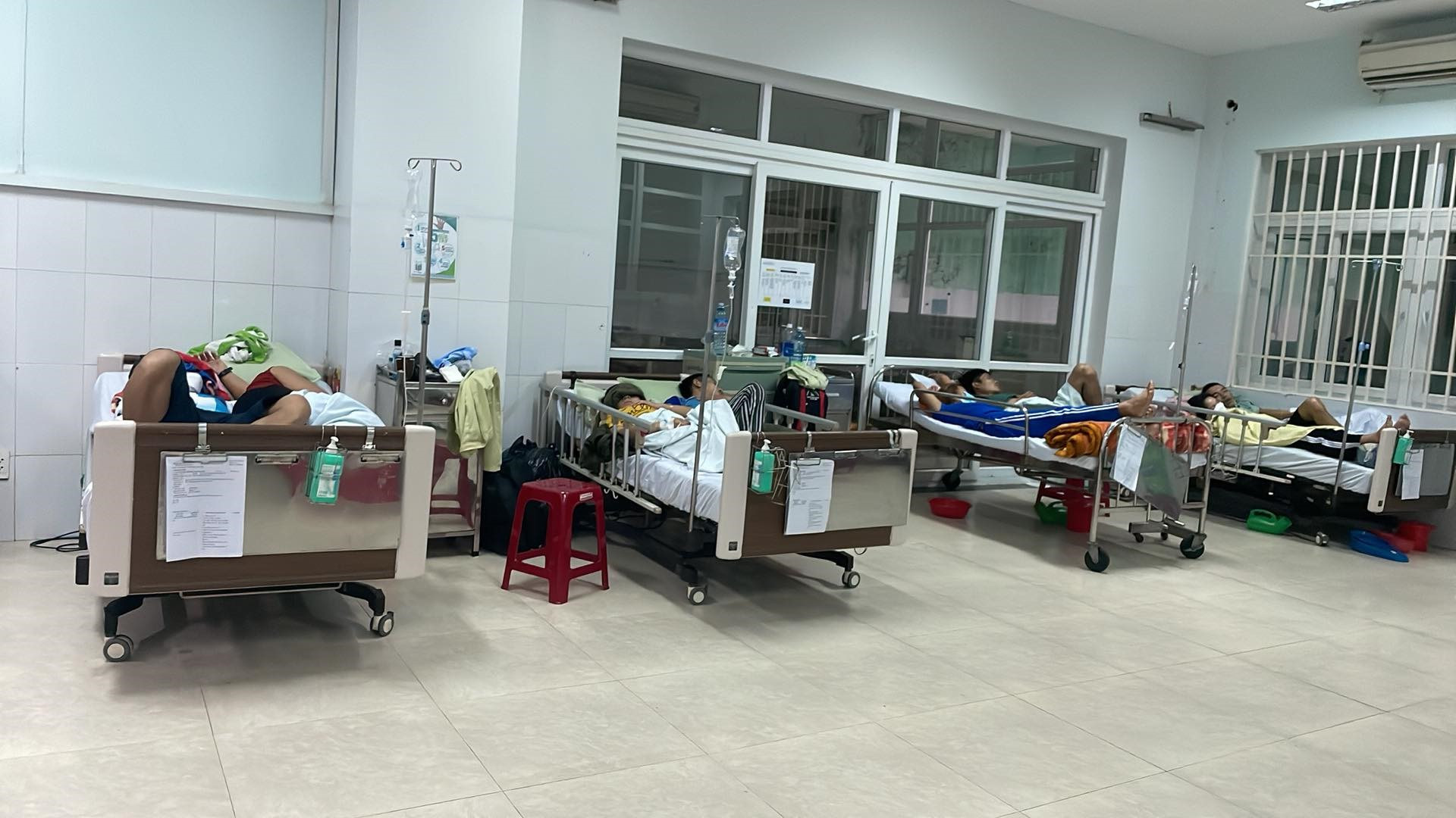 Các bệnh nhân ngộ độc thực phẩm huyện Phước Sơn đang được điều trị tại Bệnh viện Đa khoa Khu vực miền núi phía Bắc. Ảnh: X.H