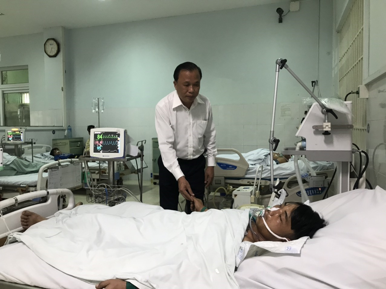 Ông Mai Văn Mười - Giám đốc Sở Y tế đến thăm bệnh nhân ngộ độc thực phẩm đang điều trị tại Bệnh viện Đa khoa Khu vực miền núi phía Bắc. Ảnh: V.M