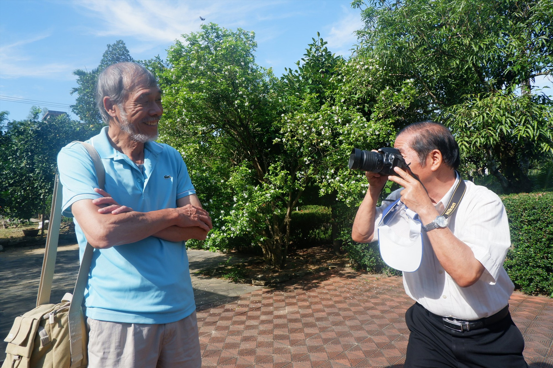 Phóng viên chiến trường Phan Xuân Quang và nhà quay phim Ngô Tạo Kim đang cùng nhau tạo lại khoảnh khắc trên chiến trường xưa.