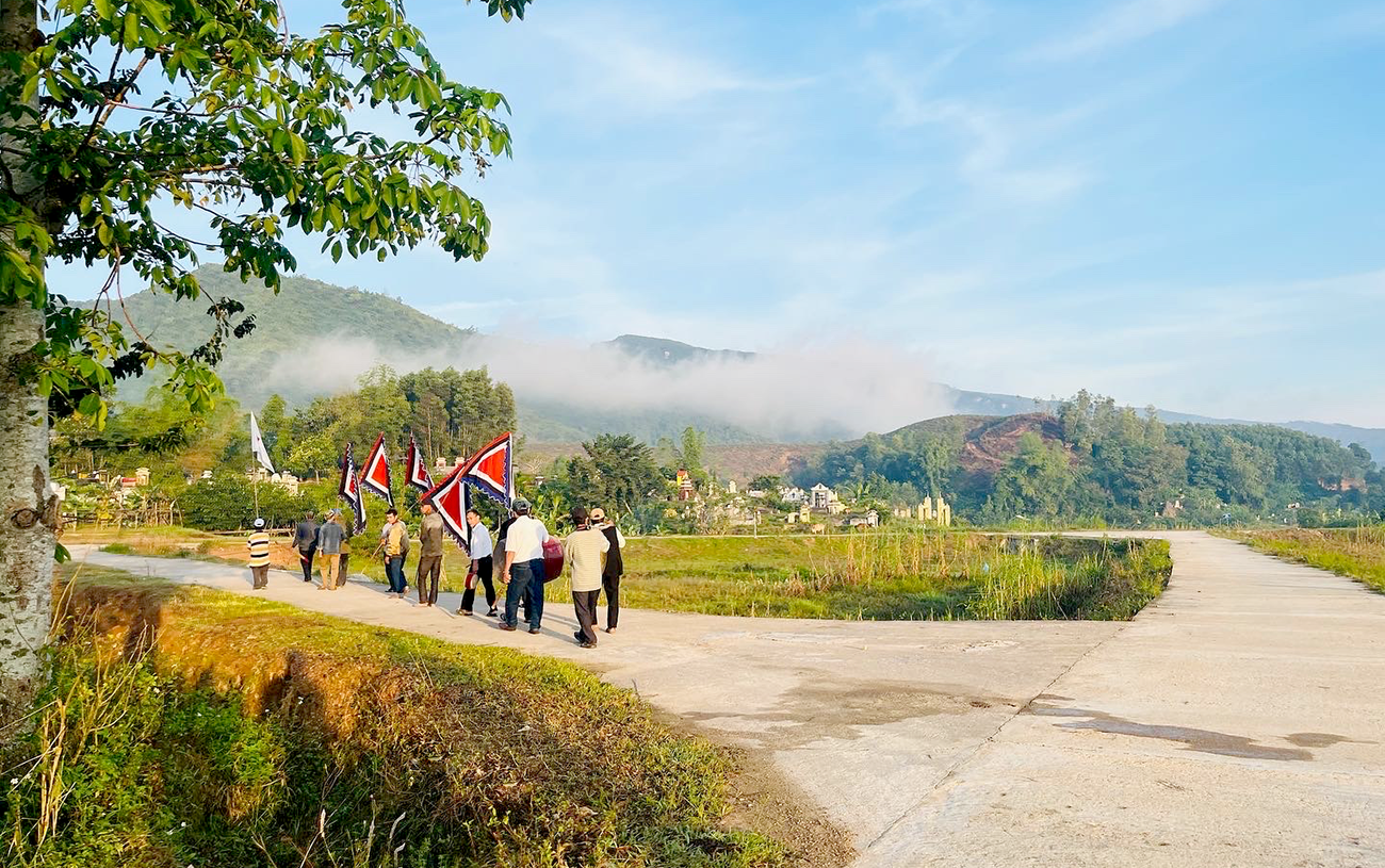 Ở làng, việc hiếu, hỷ luôn có sự chung tay của cộng đồng làng. Ảnh: X.H