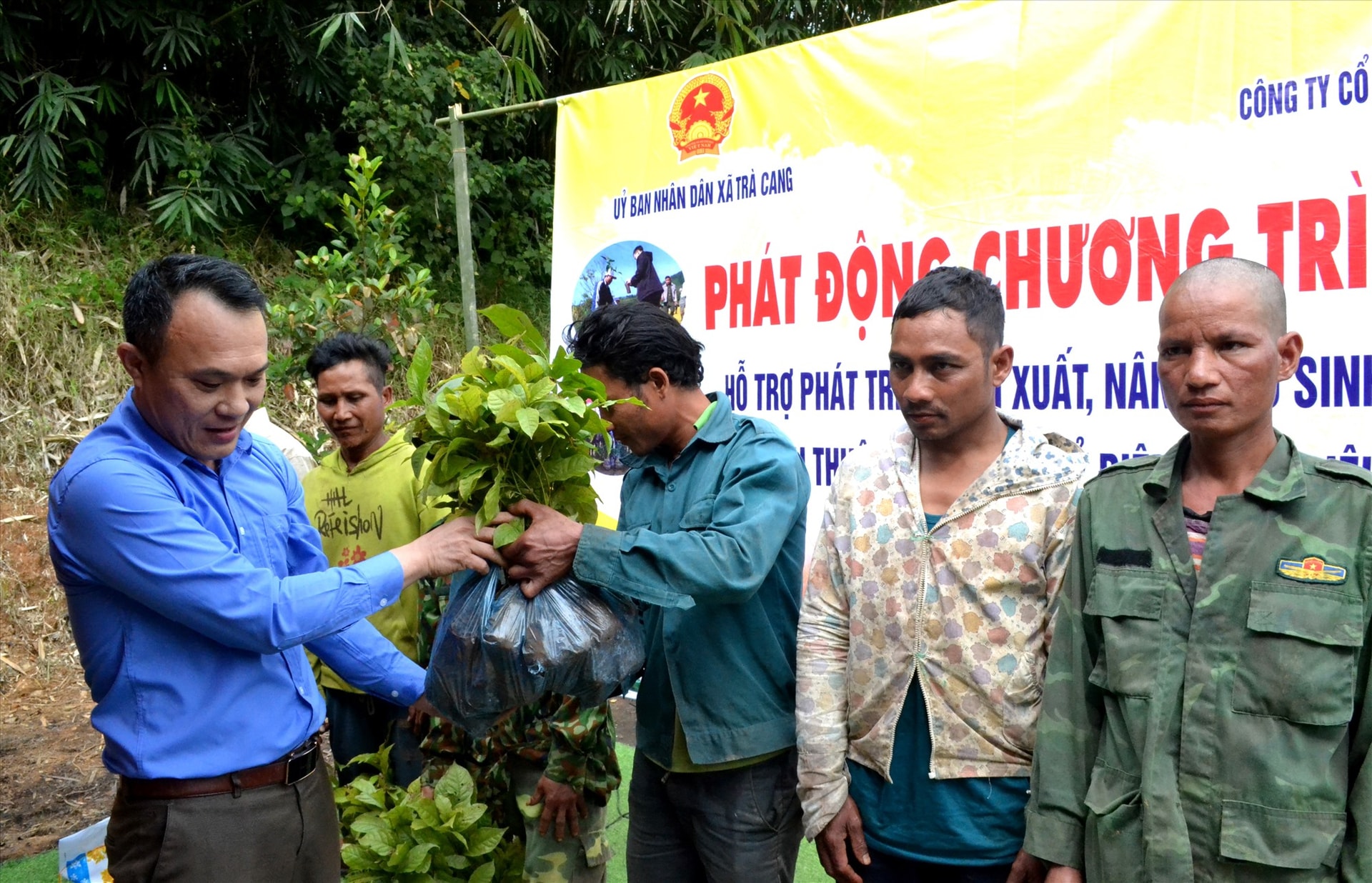 Ông Nguyễn Minh Dũng - Tổng Giám đốc Công ty CP Thủy điện Nước Biêu trao tặng cây giống để người dân Trà Cang trồng, phát triển kinh tế rừng. Ảnh: VIỆT NGUYỄN