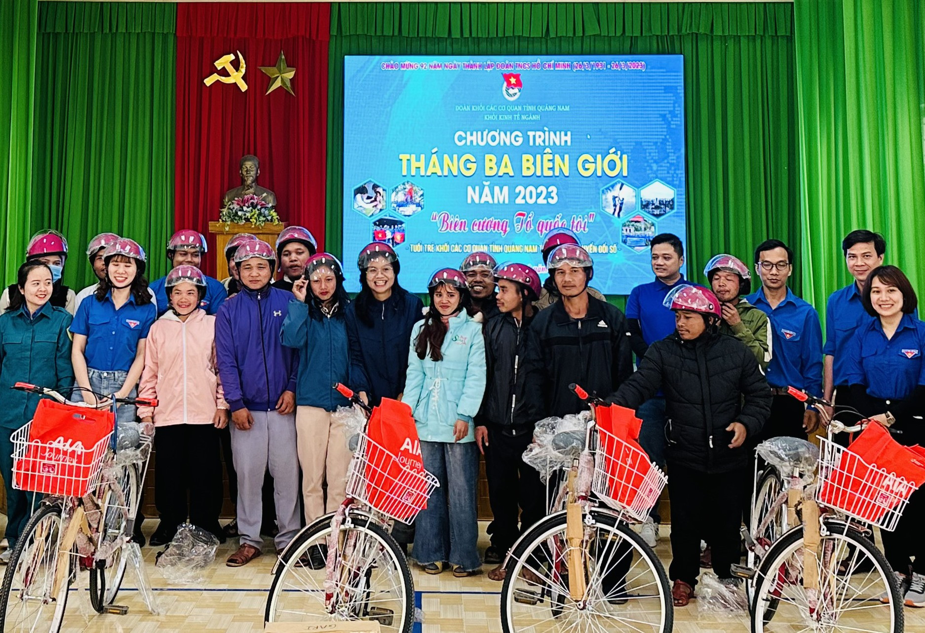 Tuổi trẻ Đoàn Khối các cơ quan tỉnh tặng 5 xe đạp và 20 nón bảo hiểm cho học sinh, đoàn viên thanh niên xã Ga Ry, huyện Tây Giang. Ảnh: Q.H