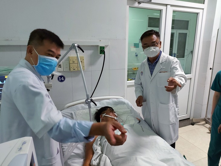 Các bác sĩ Bệnh viện Chợ Rẫy hỗ trợ điều trị bệnh nhân tại Bệnh viện Đa khoa Khu vực miền núi phía Bắc Quảng Nam. Ảnh: BVCC