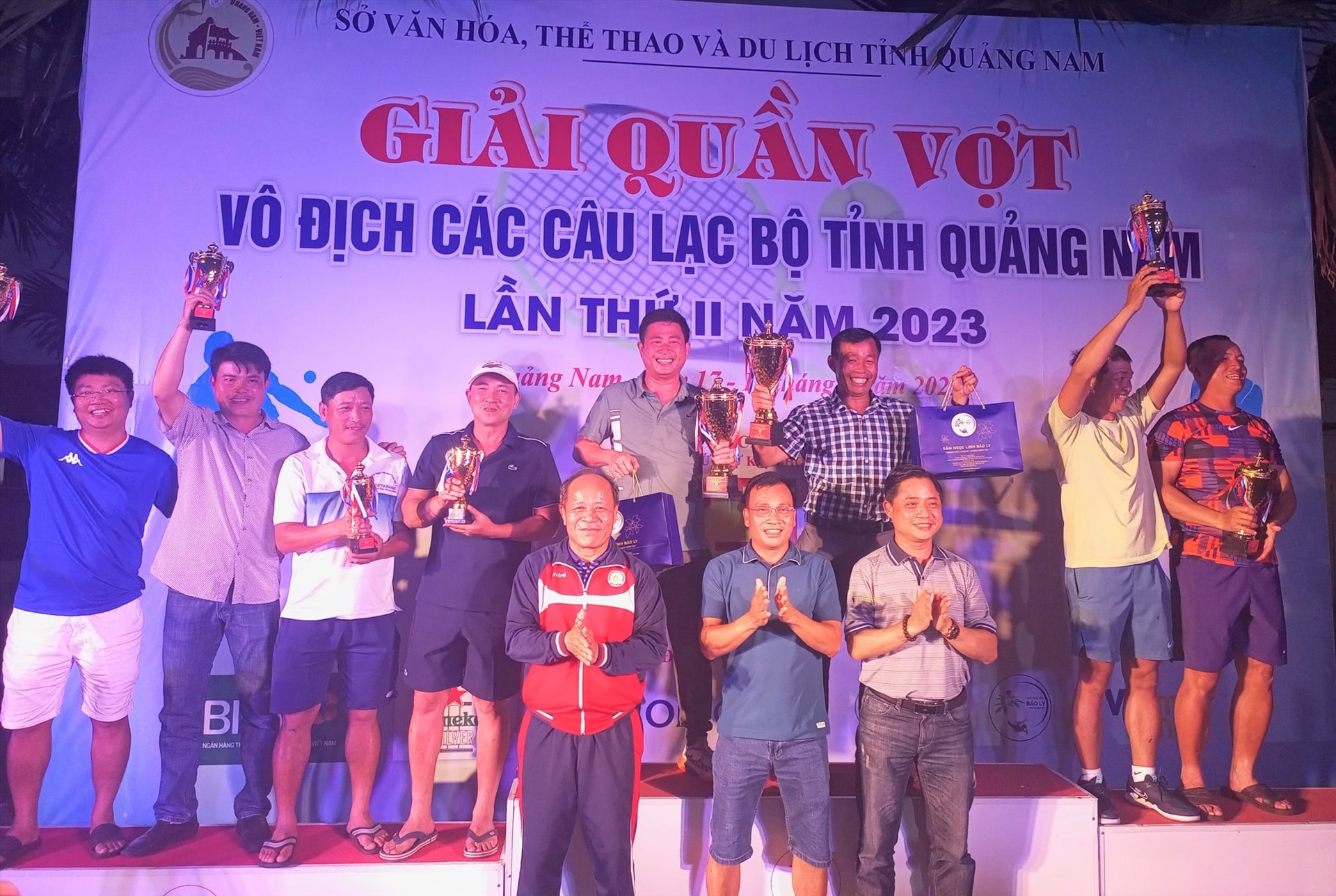 Trao giải thưởng cho các tay vợt. Ảnh: T.V