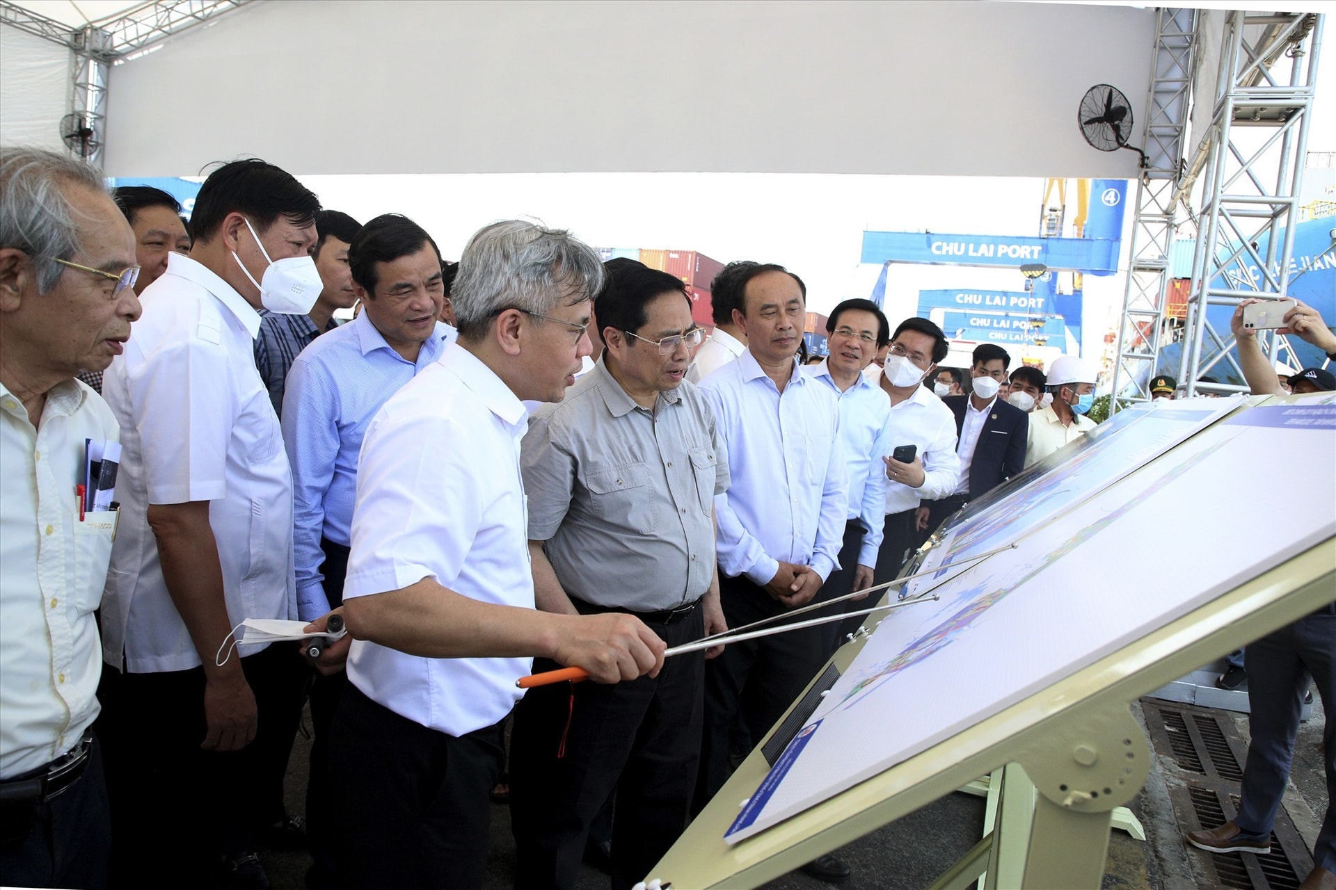 Prime Minister Pham Minh Chinh visiting Chu Lai port