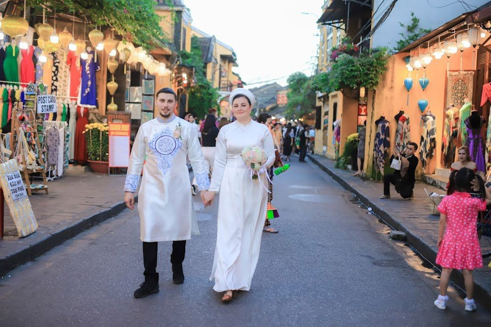 Joey McDonald and Erys Melendez – a couple takes wedding photos in Hoi An ancient town.