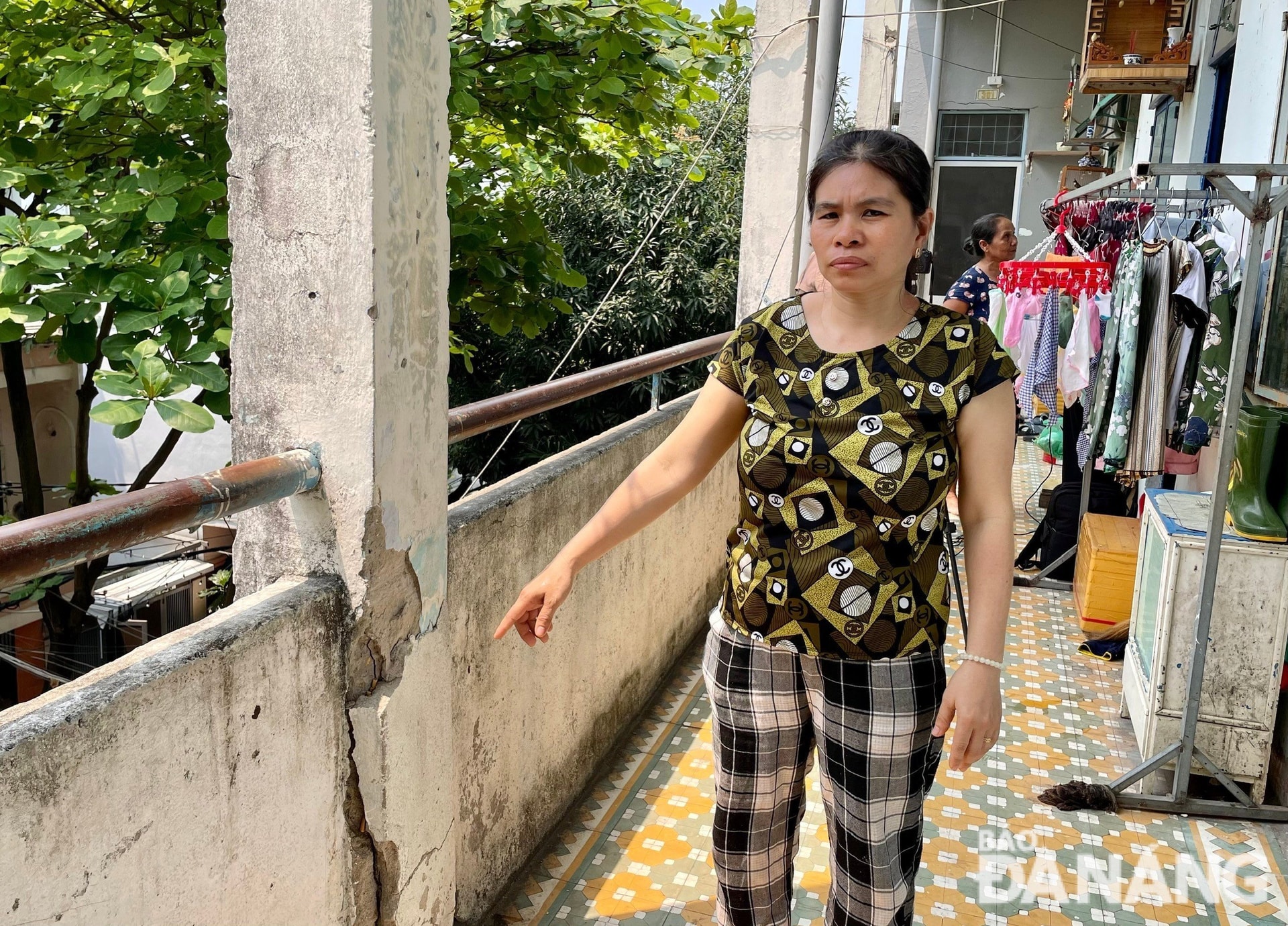 Chị Dương Thị Tư sống trong nơm nớp lo sợ vì khu nhà bị xuống cấp, hư hỏng nặng. Ảnh: NGUYỄN QUANG 