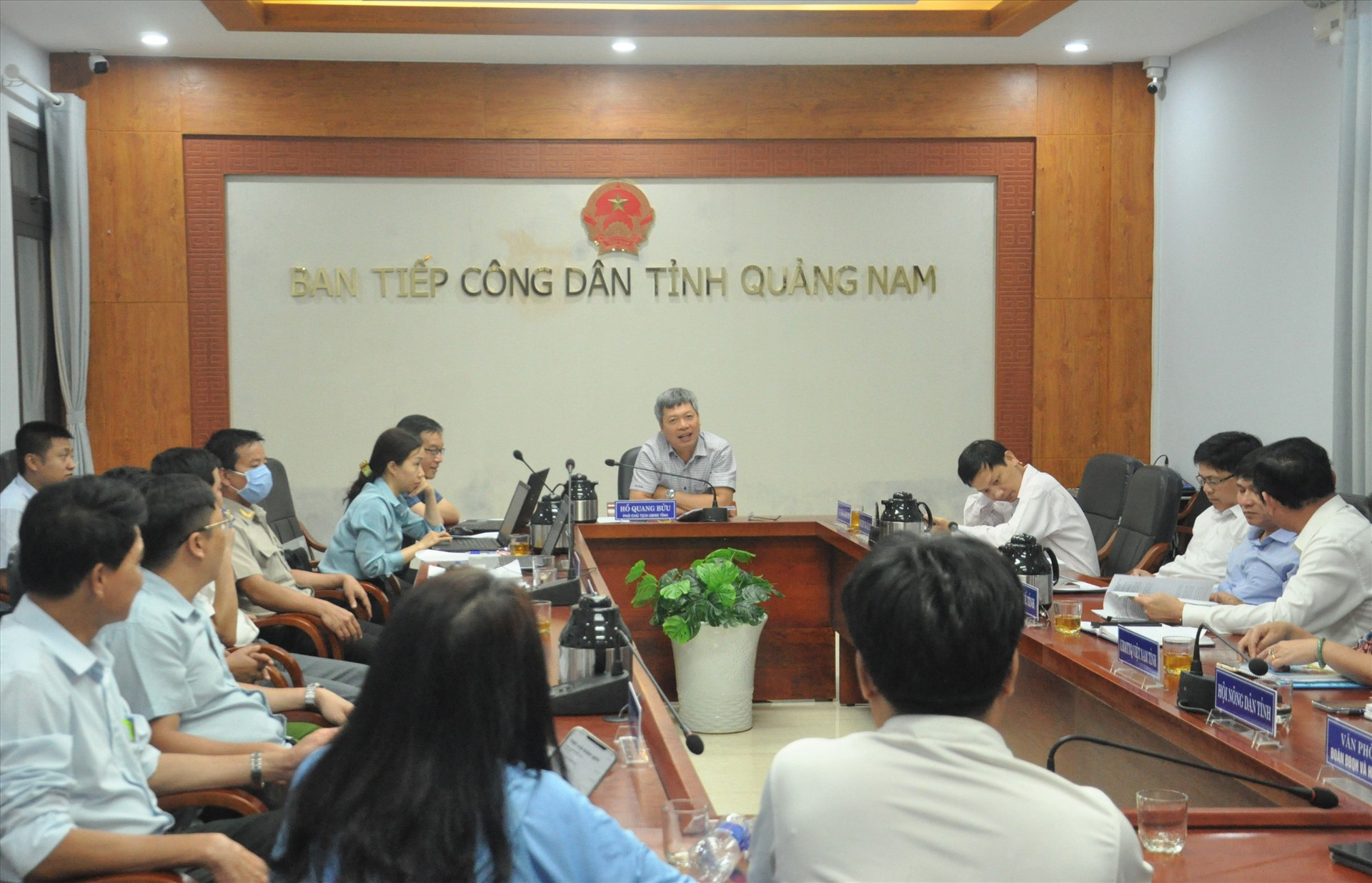 Phó Chủ tịch UBND tỉnh Hồ Quang Bửu trao đổi với người dân. Ảnh: X.P