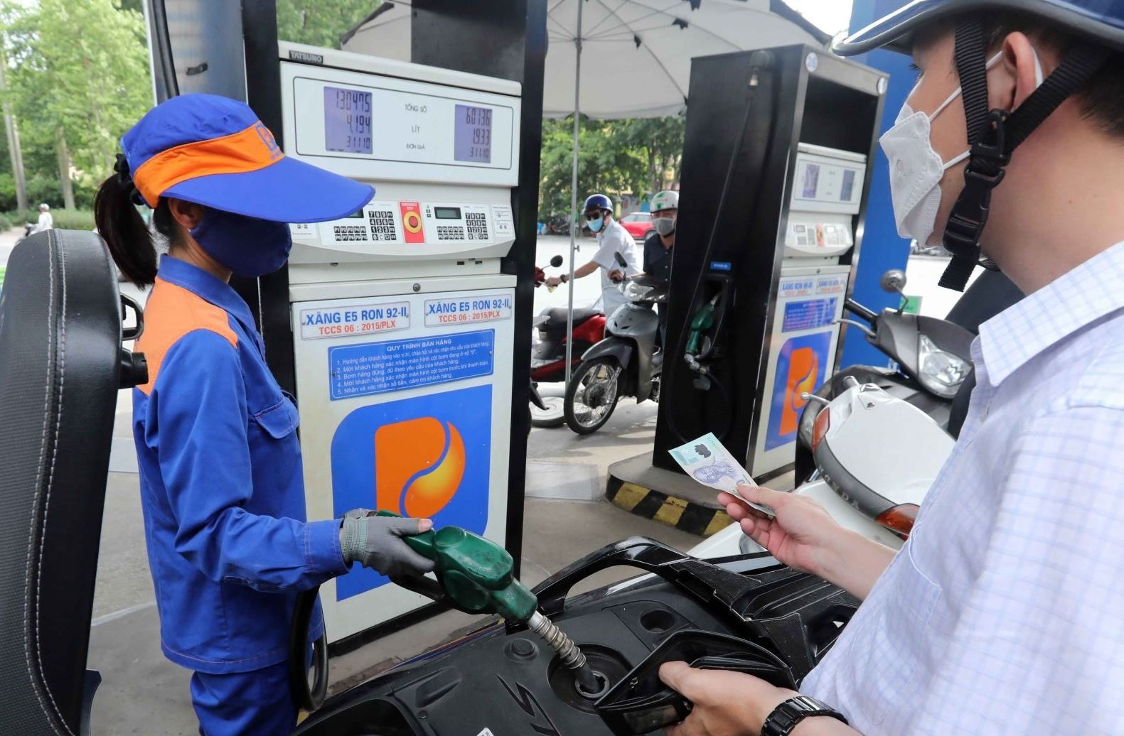 Giá mặt hàng xăng dầu đồng loạt giảm. Ảnh minh họa: Trần Việt/TTXVN