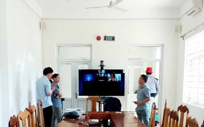 Lặp đặt thiết bị hệ thống hội nghị truyền hình trực tuyến của Ủy ban MTTQ Việt Nam tỉnh tại các điểm cầu cấp huyện”