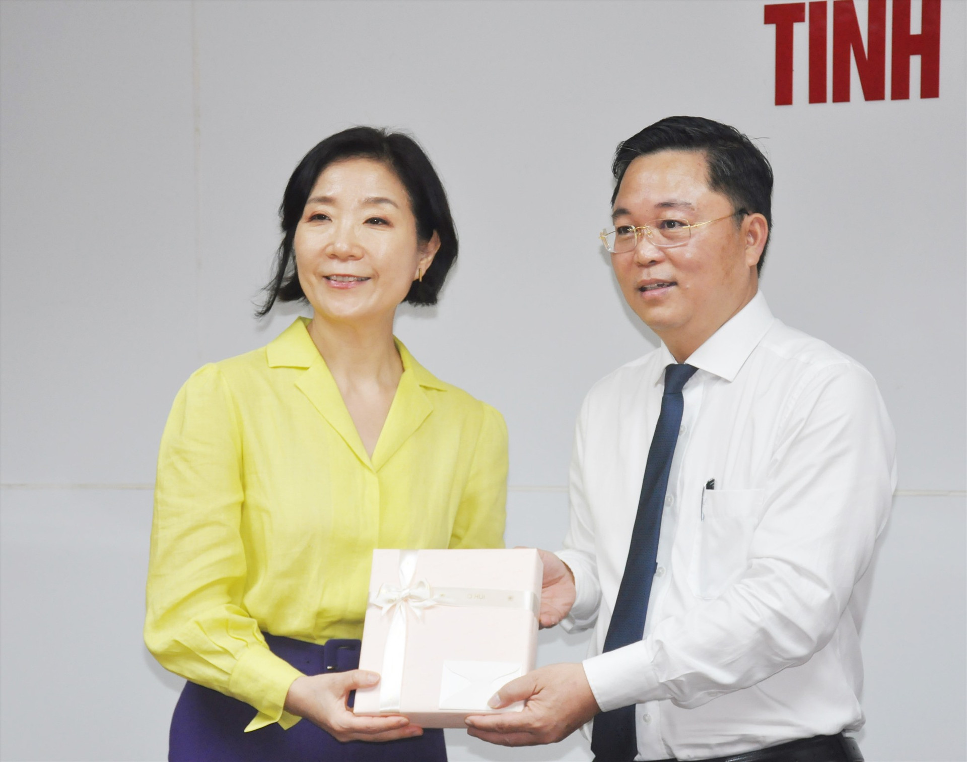 Bà Oh Youngju tặng quà lưu niệm cho Chủ tịch UBND tỉnh Lê Trí Thanh. Ảnh: N.ĐOAN