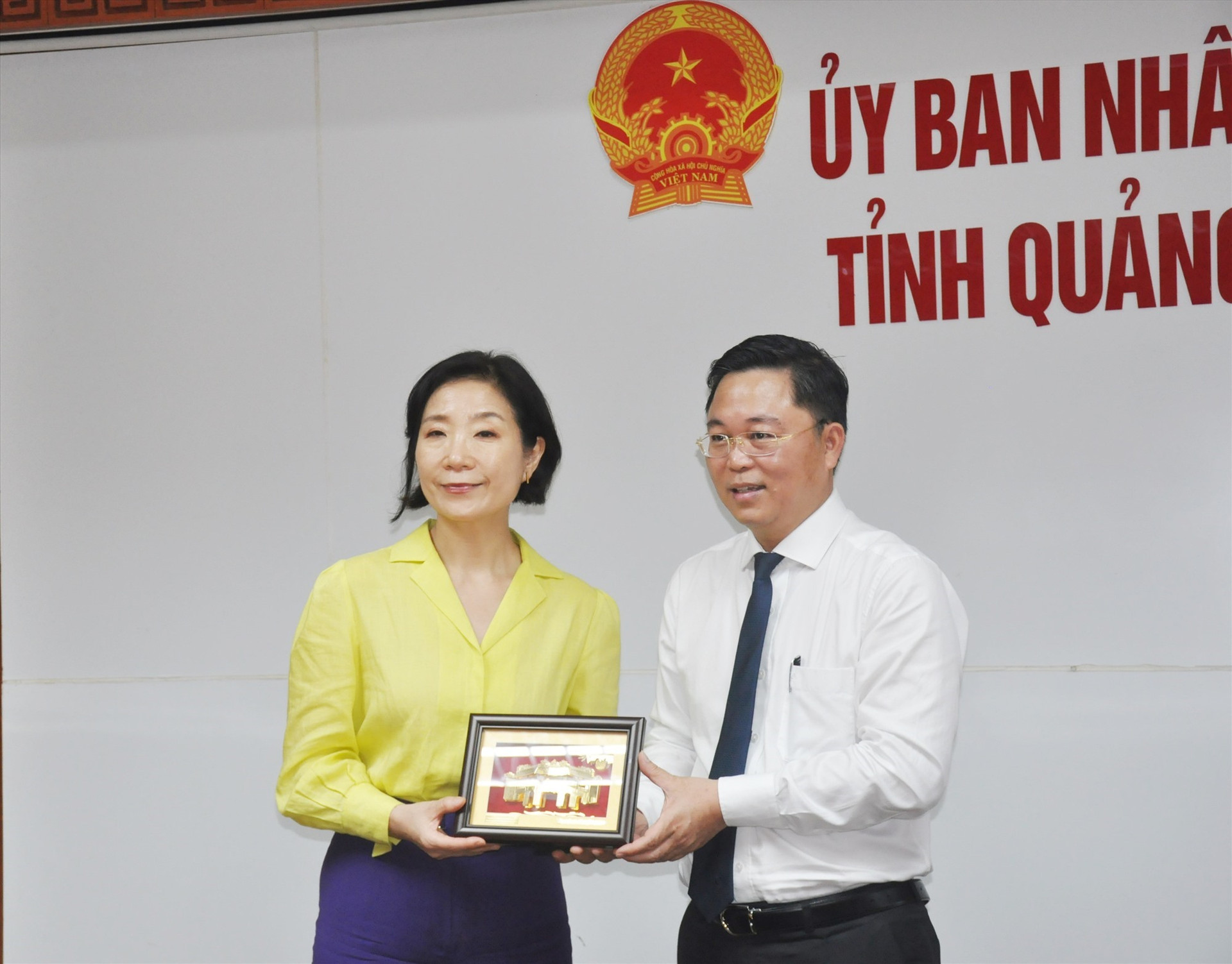 Chủ tịch UBND tỉnh Lê Trí Thanh tặng quà lưu niệm cho bà Oh Youngju - Đại sứ đặc mệnh toàn quyền Hàn Quốc tại Việt Nam. Ảnh: N.Đ