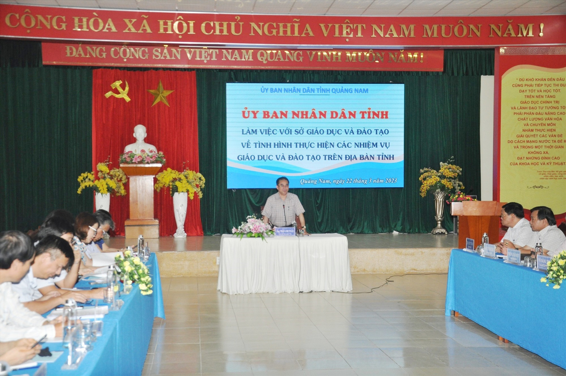 Phó Chủ tịch UBND tỉnh Trần Anh Tuấn chủ trì buổi làm việc với Sở GD-ĐT. Ảnh: X.P