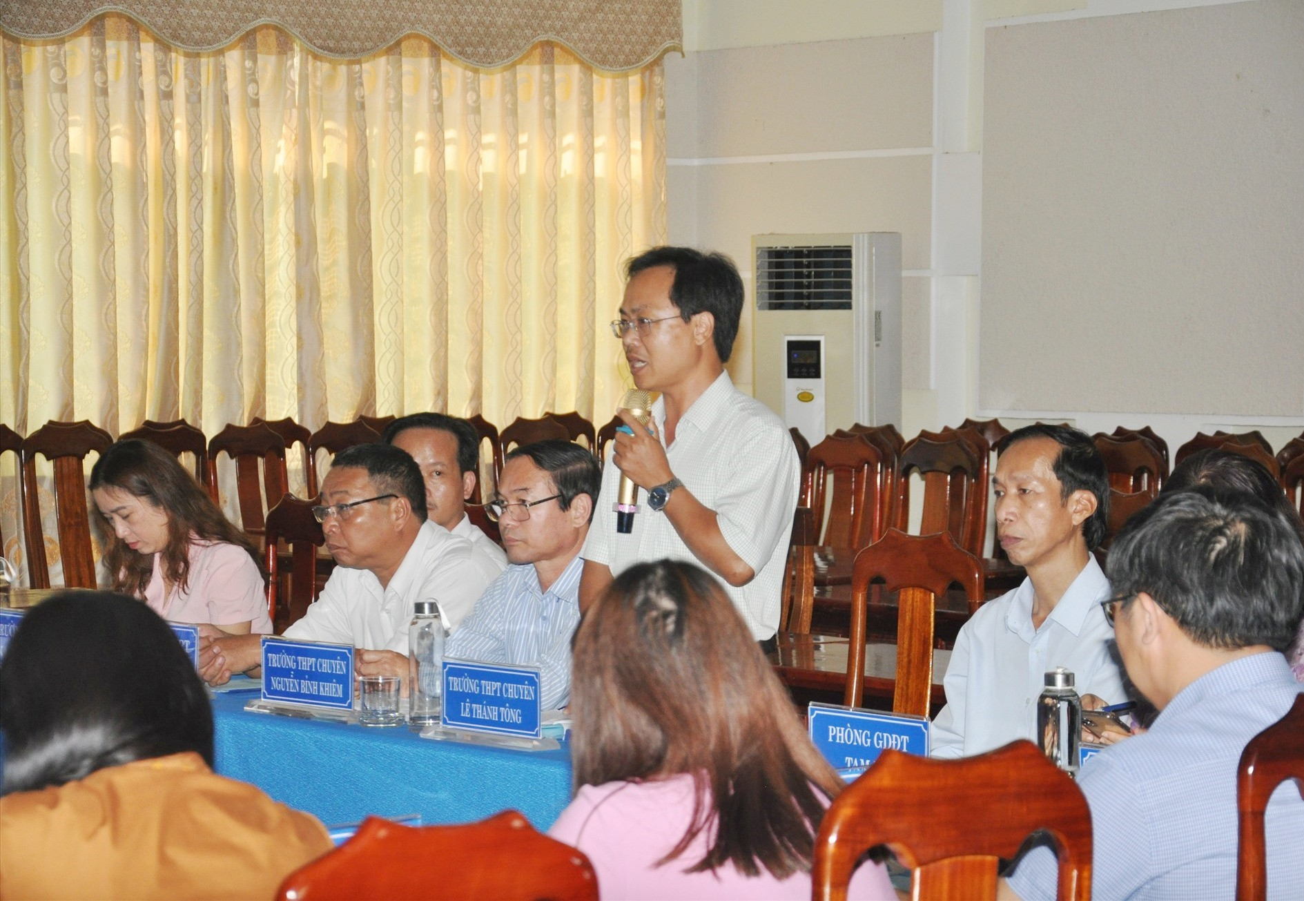 Hiệu trưởng Trường THPT chuyên Lê Thánh Tông -thầy Lê Thành Vinh phát biểu tại cuộc họp. Ảnh: X.P