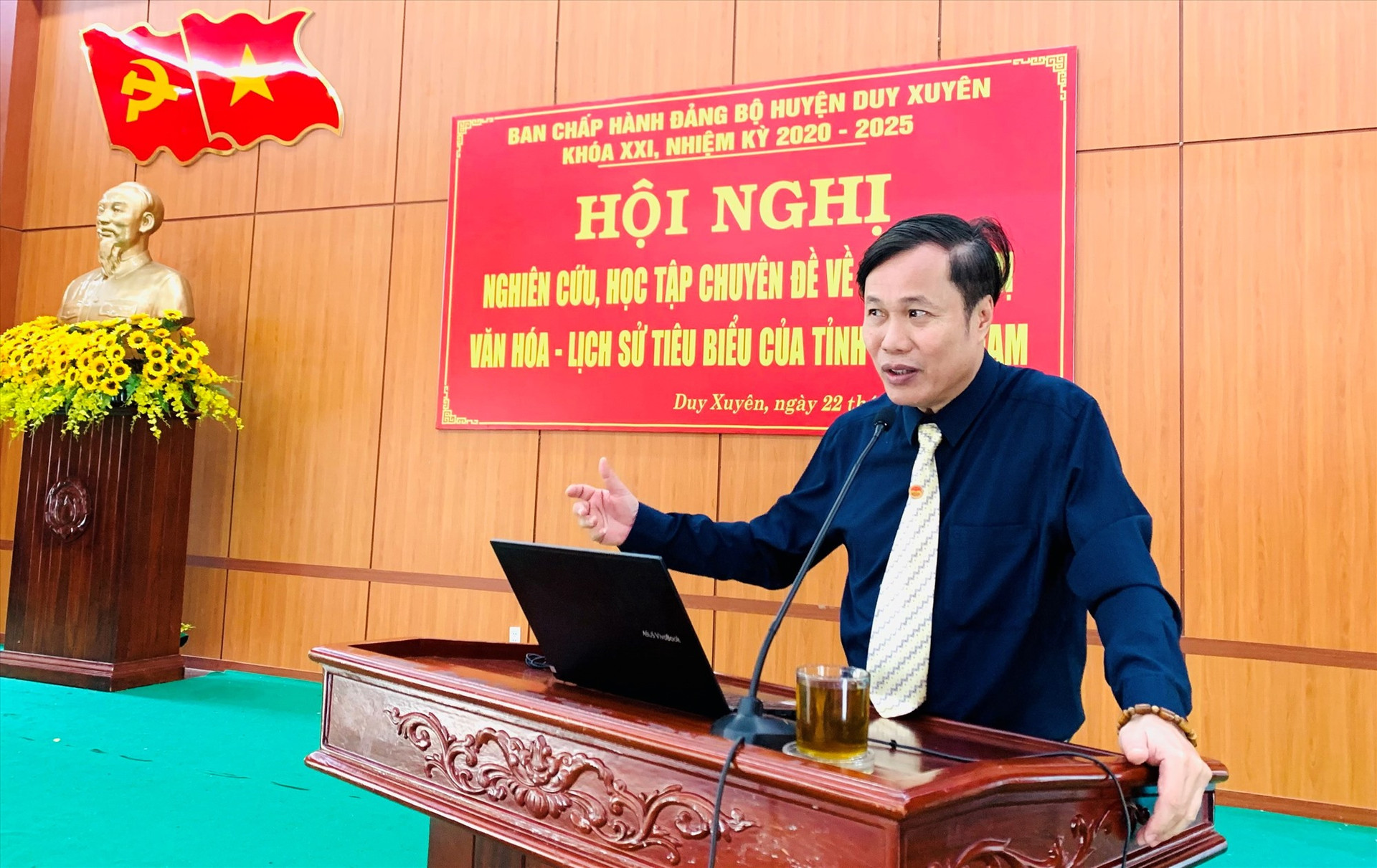 PGS.TS Ngô Văn Minh – giảng viên Học viện Chính trị Khu vực III (Đà Nẵng) truyền đạt những nội dung liên quan.  Ảnh: N.T