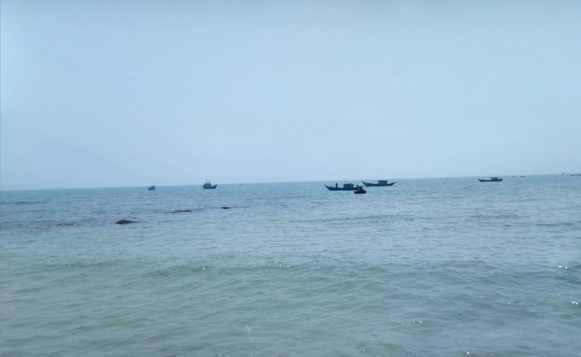 Ngư dân khai thác ruốc ven bờ biển Rạng (xã Tam Quang, Núi Thành). Ảnh: VIỆT NGUYỄN