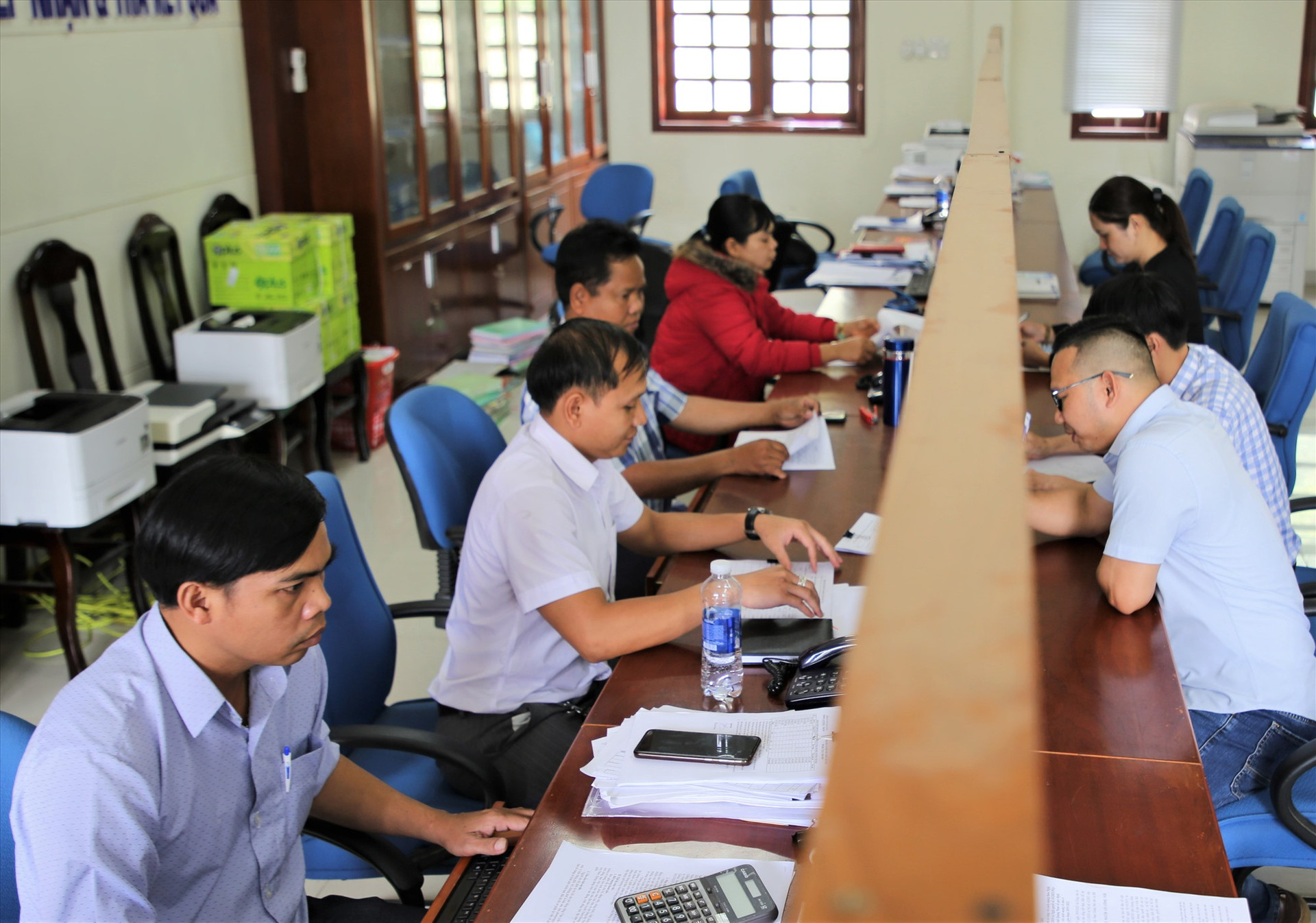 Người dân, doanh nghiệp đến liên hệ xử lý công việc tại Bộ phận tiếp nhận và trả kết quả giải quyết TTHC huyện Nam Giang. Ảnh: ALĂNG NGƯỚC