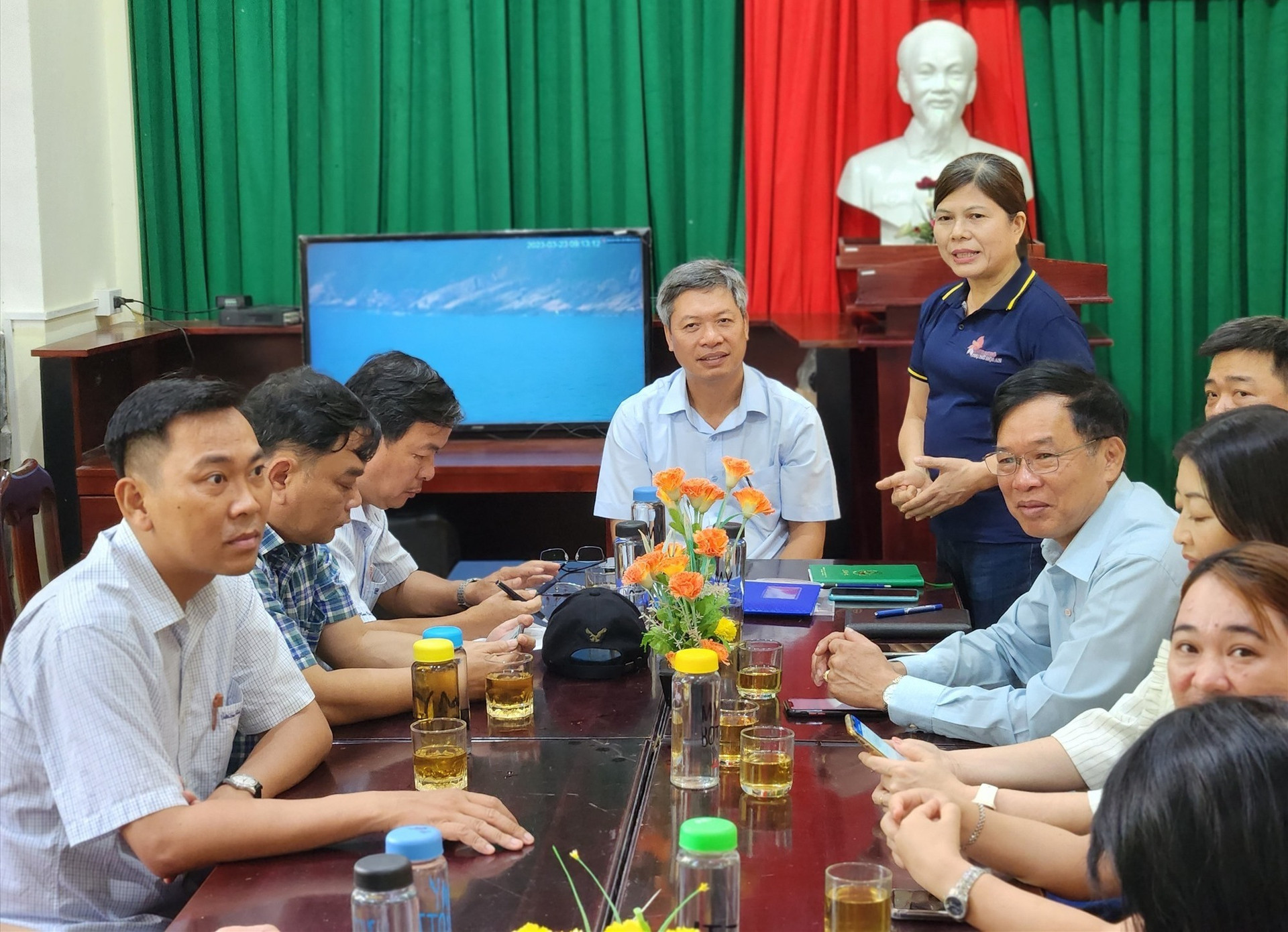 Lãnh đạo Ban Quản lý Khu bảo tồn biển Cù Lao Chàm báo cáo thông tin liên quan đến buổi làm việc. Ảnh: Q.T