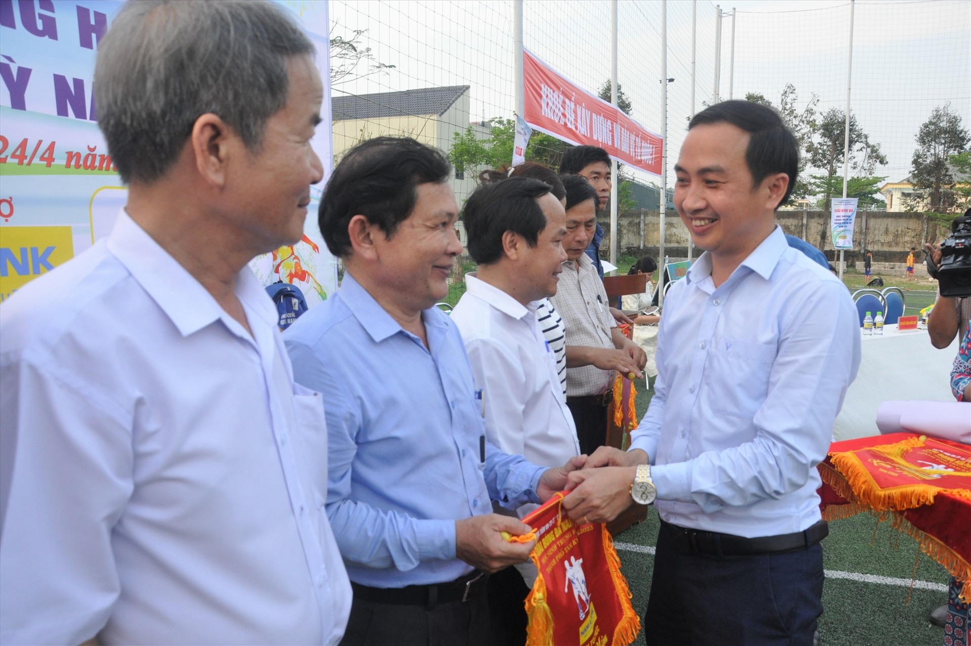 Ông Nguyễn Hồng Lai - Phó Chủ tịch UBND TP.Tam Kỳ tặng cờ cho các trường tham gia giải. Ảnh: A.S