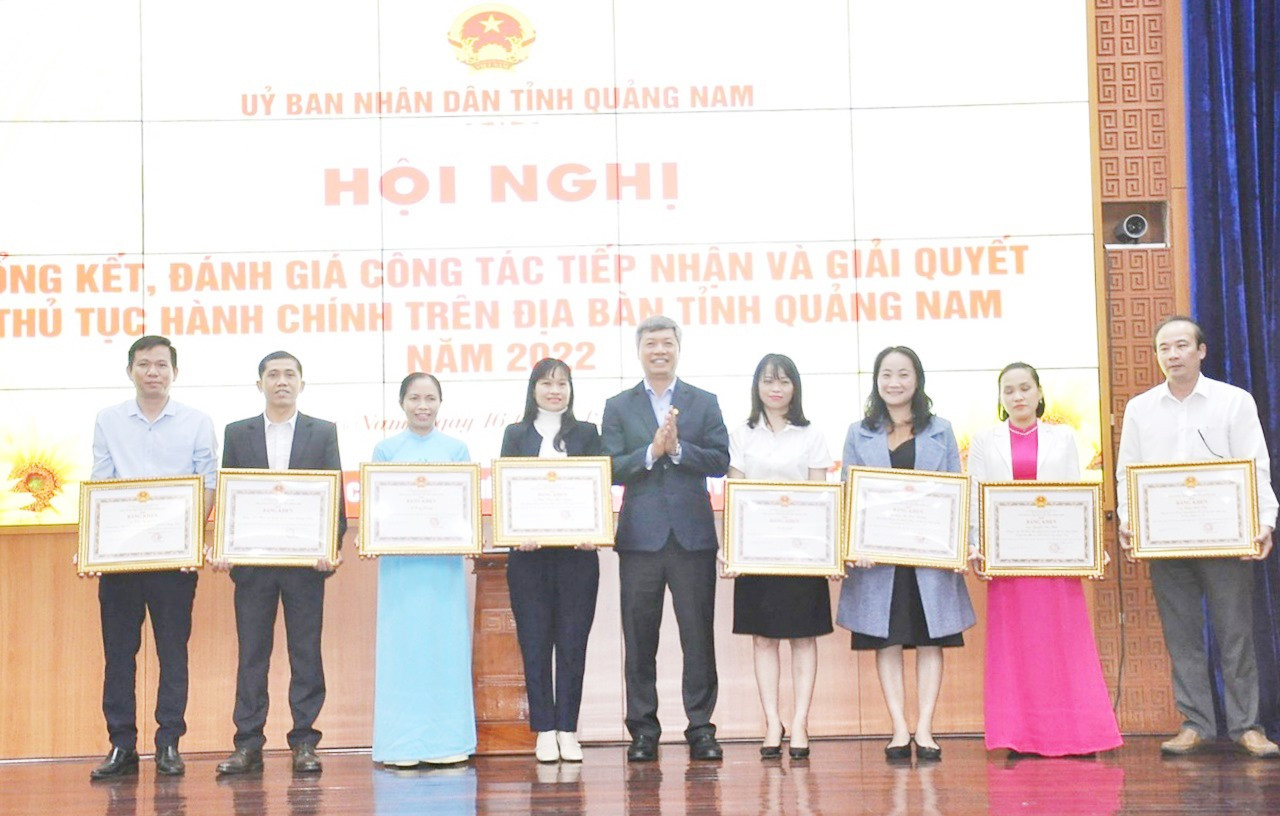 Phó Chủ tịch UBND tỉnh Hồ Quang Bửu trao Bằng khen của UBND tỉnh tặng các tập thể, cá nhân có thành tích xuất sắc trong công tác tiếp nhận, giải quyết TTHC năm 2022. Ảnh: P.V