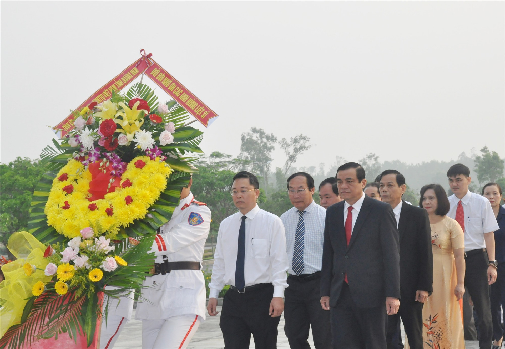 Đoàn đại biểu của Tỉnh ủy - HĐND - UBND - Ủy ban MTTQ Việt Nam tỉnh dâng hoa tưởng niệm các anh hùng liệt sĩ. Ảnh: N.Đ